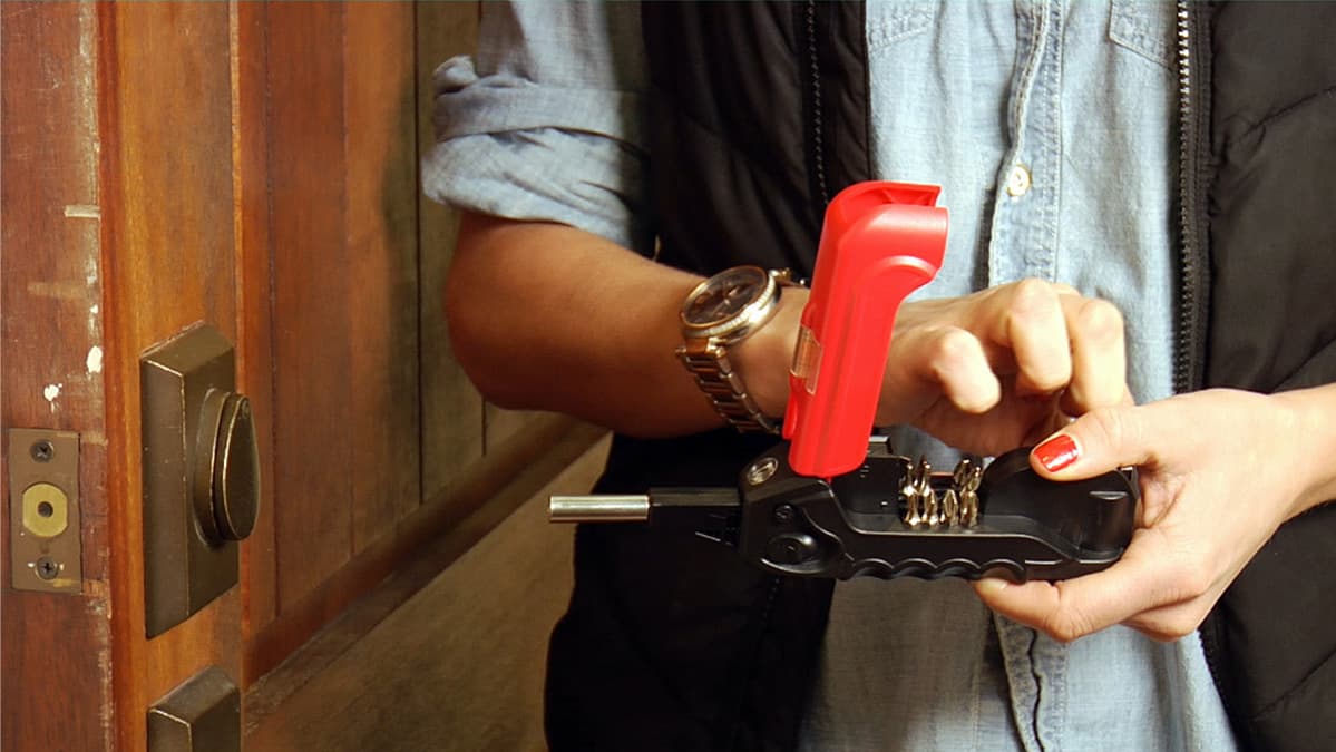 Kelvin multi-tool screwdriver with built-in light